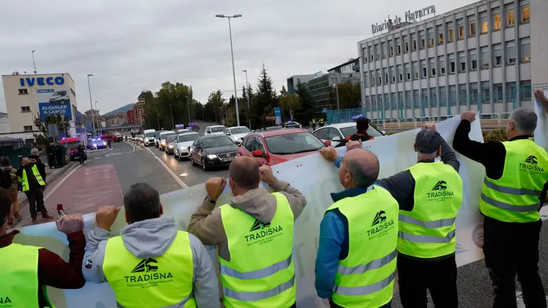 Medio centenar de camioneros navarros se han concentrado este lunes por la mañana en la avenida Zaragoza, para exigir soluciones al Ejecutivo foral y en contra de la imposición tributaria y los peajes. La protesta, ha consistido en una concentración primero y luego en varios cortes de tráfico aprovechando un paso de cebra. EFE/Jesús Diges