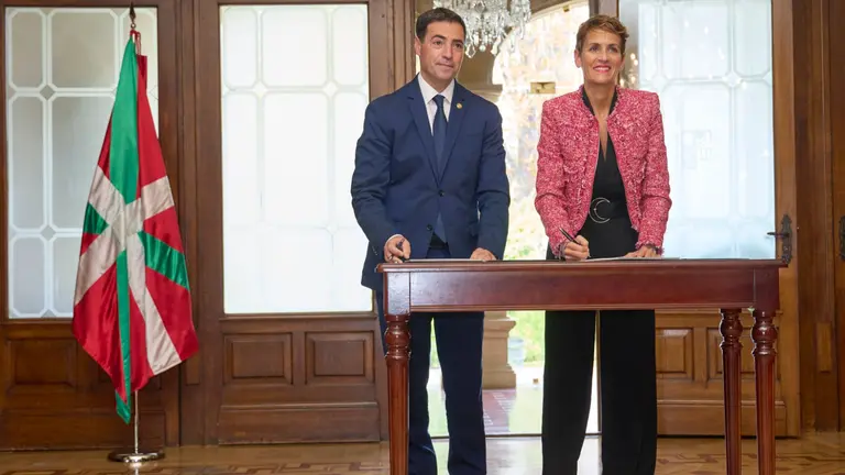 El lehendakari, Imanol Pradales (i), y la presidenta del Gobierno de Navarra, María Chivite (d), han firmado este viernes en Vitoria un convenio de colaboración entre ambas comunidades en diferentes materias como sanidad, cultura y euskera, entre otras. EFE/ Adrián Ruiz Hierro