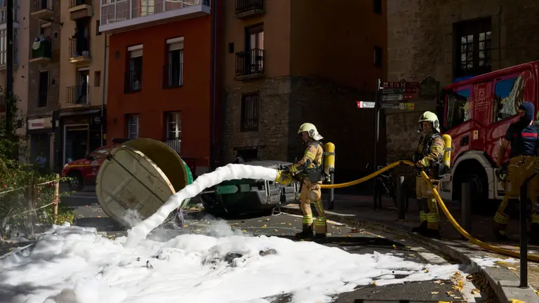 Bomberos limpian las calles tras los disturbios registrados cuando varias personas han tratado de impedir la celebración de un acto de Falange Española con el lanzamiento de todo tipo de objetos, este domingo. Siete personas han sido detenidas. EFE/Adrian Ruiz Hierro
