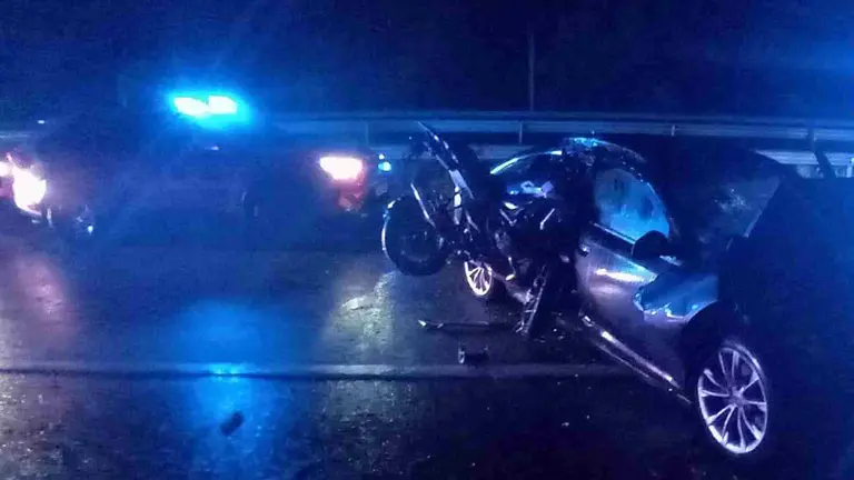 La moto quedo empotrada en el lateral de uno del os coches. POLICÍA FORAL