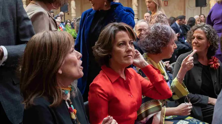 Las expresidentas navarras Yolanda Barcina y Uxue Barkos. EFE/ Villar López