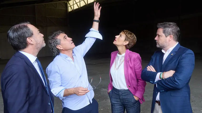 La Presidenta Chivite, junto al rector de la UPNA, Ramón Gonzalo, el alcalde de Tudela, Alejandro Toquero, y el director del área del Campus de Tudela, Santiago Sánchez, visitando una de las naves del terreno de la ampliación. GOBIERNO DE NAVARRA