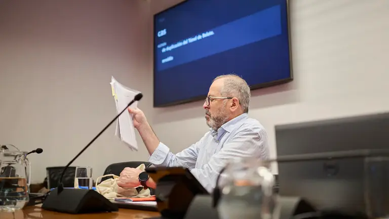 Comparecencia del secretario de la mesa de contratación de las obras de duplicación del túnel de Belate Lorenzo Serena durante la comisión de investigación del Parlamento de Navarra sobre licitación y adjudicación de obras públicas del Gobierno de Navarra. PABLO LASAOSA