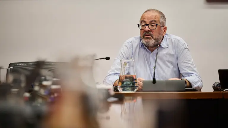Comparecencia del secretario de la mesa de contratación de las obras de duplicación del túnel de Belate Lorenzo Serena durante la comisión de investigación del Parlamento de Navarra sobre licitación y adjudicación de obras públicas del Gobierno de Navarra. PABLO LASAOSA