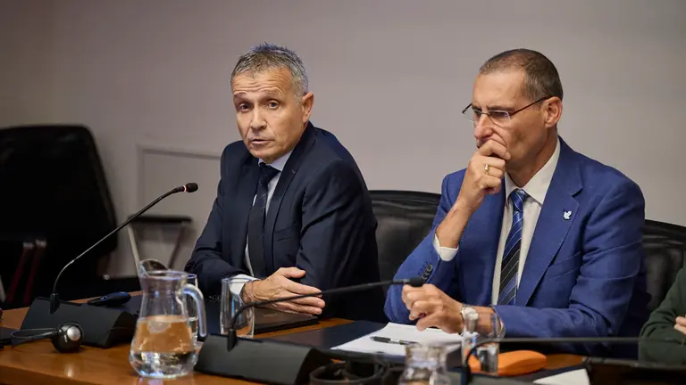 El jefe del servicio de Traumatología del Servicio Navarro de Salud, Javier González y el el secretario general del Sindicato Médico de Navarra, Alberto Pérez. PABLO LASAOSA