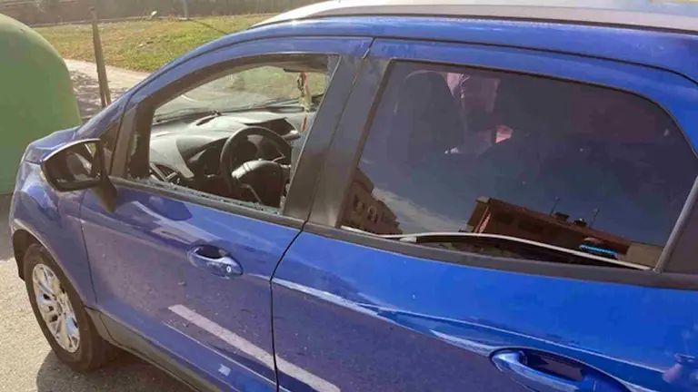 Vehículo con la ventanilla fracturada tras rescatar al bebé de su interior. POLICÍA LOCAL DE TUDELA
ESPAÃA EUROPA SOCIEDAD NAVARRA
POLICÃA LOCAL DE TUDELA