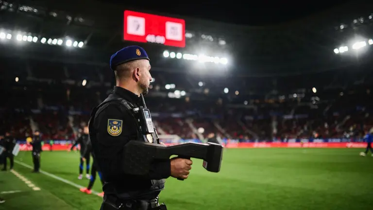 La Base de la Unidad Aérea de Policía Nacional de la Jefatura Superior de Navarra identifica al autor de un vuelo prohibido de dron durante partido de fútbol de Osasuna. CEDIDA