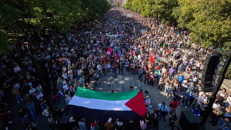 Miles de personas recorren las calles de Pamplona en solidaridad con Palestina y en contra del genocidio de Israel en el marco de los paros convocados por los sindicatos en apoyo al pueblo palestino. NAVARRA.COM