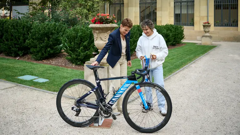 La presidenta de Navarra, María Chivite, recibe a la ciclista Paula Ostiz, campeona del mundo en ruta y subcampeona del mundo contrarreloj, ambas en modalidad junior, en el Campeonato Mundial de Ciclismo en Ruta 2025. PABLO LASAOSA