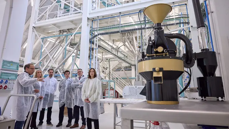 Los consejeros Irujo y García junto con directores y directoras generales de sus departamentos en la visita a la empresa Espiga. GOBIERNO DE NAVARRA