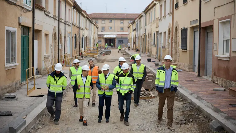 El consejero Chivite en su visita a las obras del barrio tudelano de Lourdes. GOBIERNO DE NAVARRA