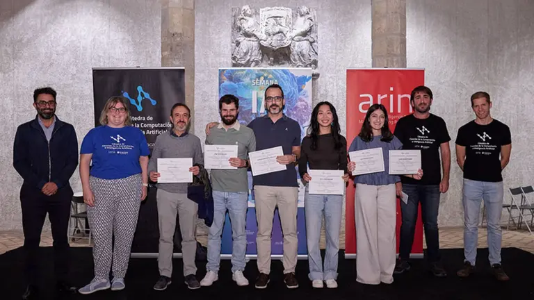 Ganadoras y ganadores en los concursos de arte, junto con miembros de la Cátedra Tracasa y el gerente de la sociedad pública, en Condestable. De izda. a dcha., Daniel Goñi (gerente de la sociedad pública Tracasa), Aránzazu Jurío (profesora de la UPNA e integrante de la Cátedra), Pedro Zabalza (ganador en relato), Íñigo Olcoz (segundo premio en relato), Guillermo Barbadillo (segundo premio en arte digital), Ane Li Ros (premio del público en relato), Lucía Azcona (primer premio en arte digital y premio del público en la misma categoría), Daniel Paternáin (profesor de la UPNA e integrante de la Cátedra) y Mikel Galar (catedrático de la UPNA y director de la Cátedra). CEDIDA