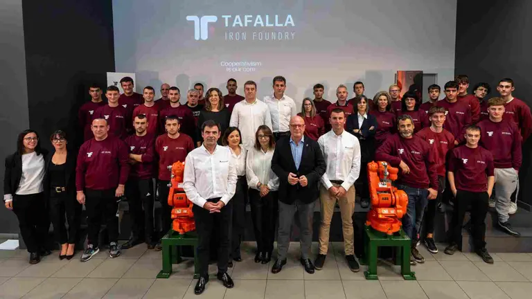 Alumnos del CIP de Tafalla junto a autoridades y directivos de Tafalla Iron Foundry junto al os dos robots donados al centro académico. CEDIDA