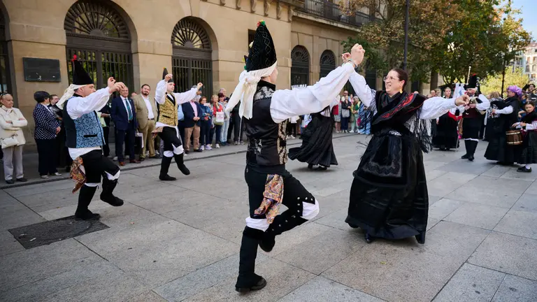 Las Casas Regionales realizan bailes y desfiles por el centro de Pamplona. PABLO LASAOSA