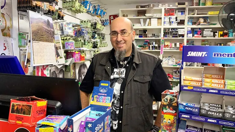 Daniel Rodríguez en su papelería 'Aprobando suerte' de Santa María la Real en Pamplona. Navarra.com