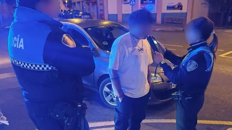 Agentes de la Policía Local de Tudela realizan una prueba de alcoholemia. POLICÍA LOCAL DE TUDELA