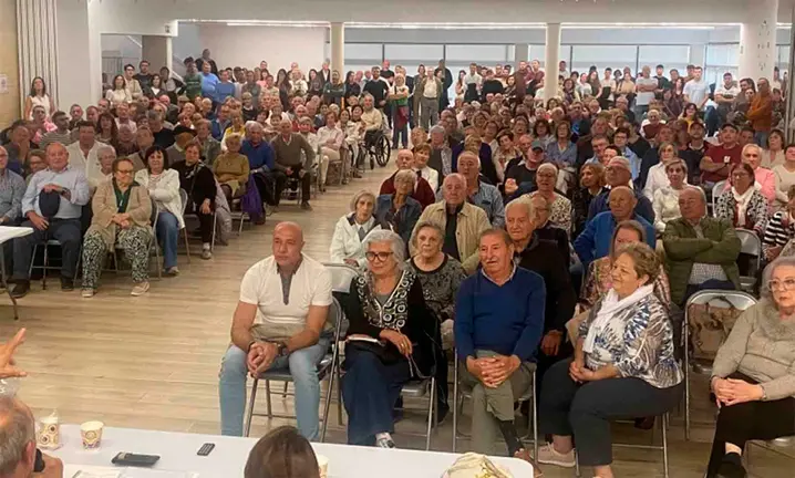 Reunión de los los vecinos de Mélida por la llegada de plantas de biogás en el Valle del Aragón. CEDIDA