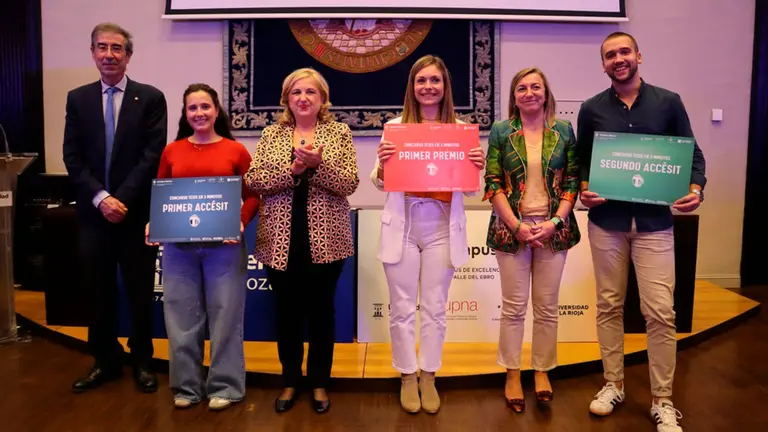 Ganadora y accésits, con la autoridades, de en el acto de entrega de premios. De izda. a dcha., el rector de la Universitat de Lleida, Jaume Puy i Llorens; Beatriz Peñín (primer accésit), la rectora de la Universidad de Zaragoza, Rosa María Bolea; la ganadora del concurso, Silvia Mata; la rectora de la Universidad de La Rioja, Eva Sanz Arazuri; y el tercer clasificado, Ismael Perisé Badía. UNIVERSIDAD PÚBLICA DE NAVARRA