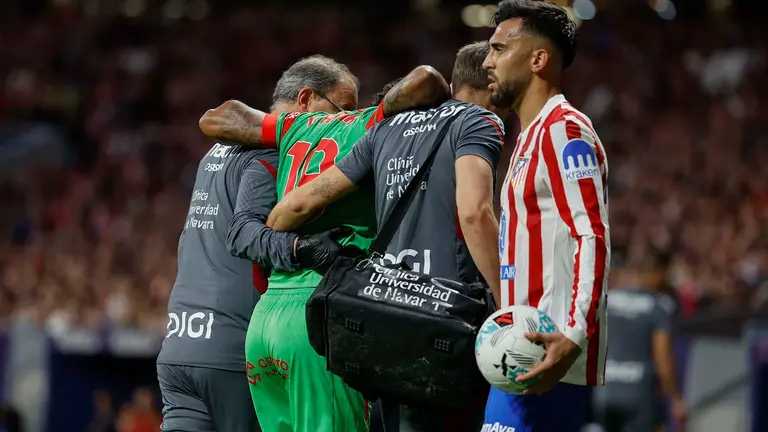 El defensa francés de Osasuna, Valentin Rosier, abandona el terreno de juego tras caer lesioando durante el encuentro correspondiente a la jornada 9 de Laliga EA Sports que disputan hoy sábado Atlético de Madrid y Osasuna en el estadio Metropolitano, en Madrid. EFE / Mariscal.