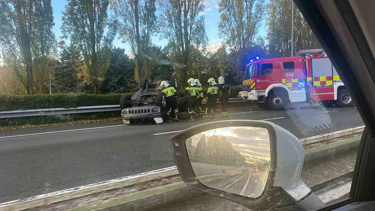El totodterreno ha quedado volcado sobre la calzada. CEDIDA