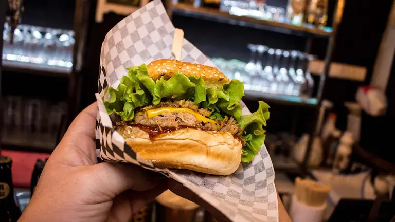 Una hamburguesa en una imagen de archivo.