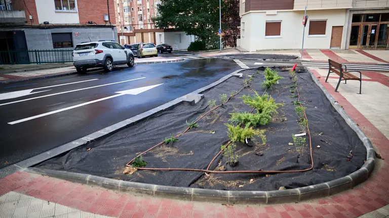 La Gerencia y la Comisión de Urbanismo del Ayuntamiento visitan los trabajos de mejora de la caminabilidad, naturalización y reparación de firmes en Santa María la Real. PABLO LASAOSA