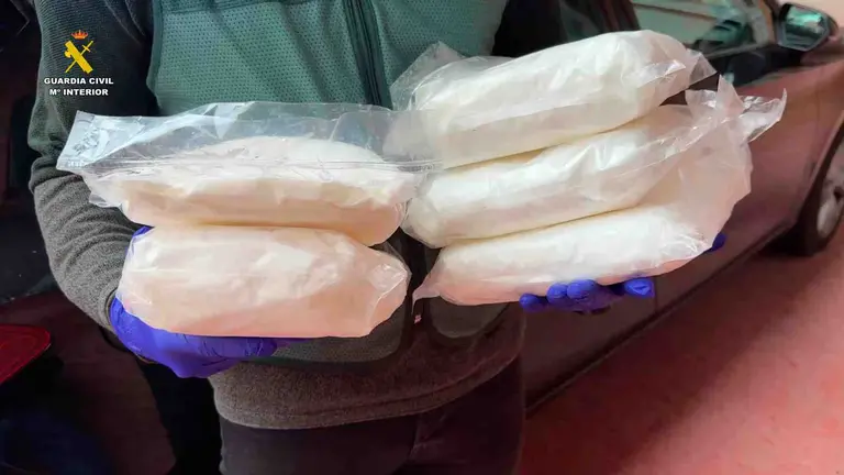 Un agente de la Guardia Civil traslada la droga incautada en La Rioja. GUARDIA CIVIL