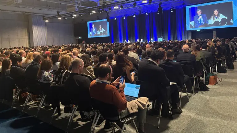 El Dr. Antonio González, director del CCUN y especialista de su Área de Cáncer Ginecológico, durante la conversación posterior a la presentación de los resultados del nuevo ensayo de cáncer de ovario en el congreso de ESMO en Berlín. CEDIDA