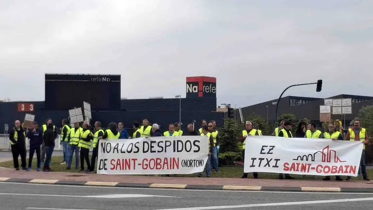 Miembros del comité de empresa de Saint Gobain se manifiestan en Pamplona en contra de los despidos. CCOO