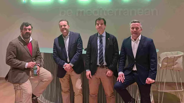 El consejero Irujo y el director general Arruti junto a los directivos de Isimar. GOBIERNO DE NAVARRA