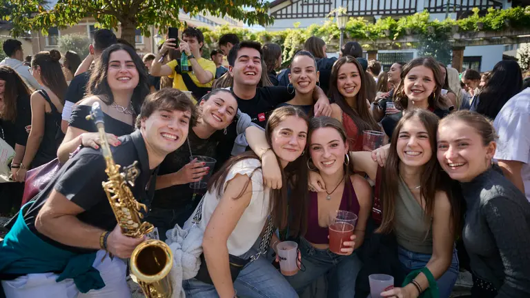 Cientos de universitarios disfrutan de la Carpa Universitaria de otoño 2025. PABLO LASAOSA