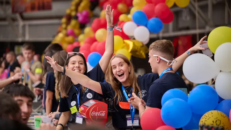 Cientos de universitarios disfrutan de la Carpa Universitaria de otoño 2025. PABLO LASAOSA