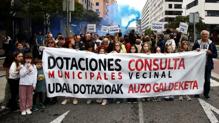 Los vecinos de Erripagaña se movilizan en Pamplona para exigir dotaciones y cumplir los acuerdos incumplidos. IÑIGO ALZUGARAY