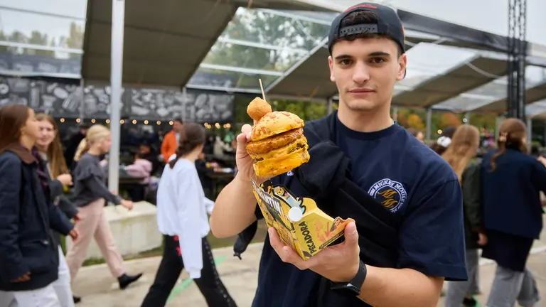 Champions Burger en el parque de La Runa de Pamplona. IÑIGO ALZUGARAY