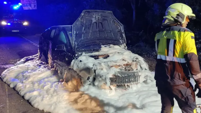 Imagen del estado en el que ha quedado el coche accidentado en Villatuerta. BOMBEROS DE NAVARRA