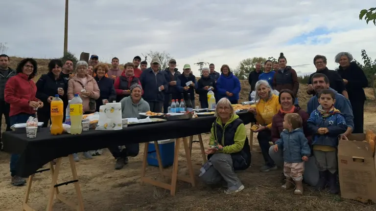 Imagen del grupo de vecinos de Beire en el auzolan. CEDIDA