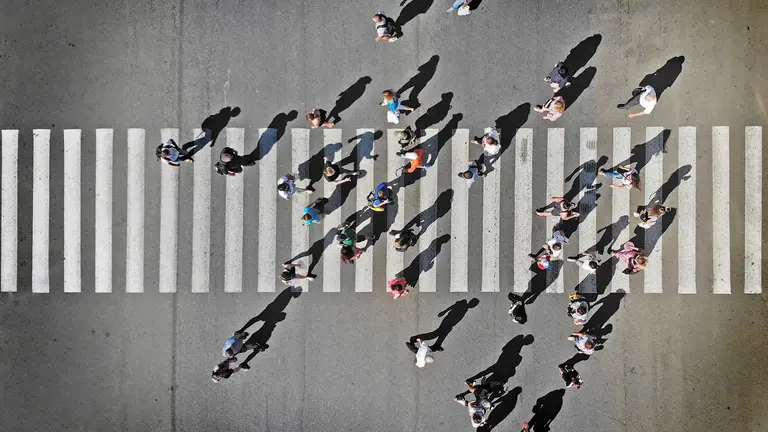 Vista cenital de personas caminando por un paso de peatones. Shutterstock - Varavin88