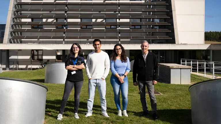 De izq. a dcha.: Jaione Bengoechea, Asier Murillo, Alicia Buceta y Antonio Urbina, en las instalaciones de CENER. UNIVERSIDAD PÚBLICA DE NAVARRA