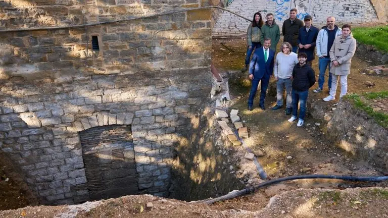 Parlamentarios forales visitan la 'Puerta de los Canónigos'. PARLAMENTO DE NAVARRA