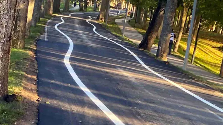 La carretera de la Universidad con las rayas pintadas haciendo curvas. El nuevo despropósito de Asirón.