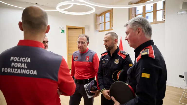 Mandos de la Policía Foral y de los Mossos d'Esquadra informan sobre una operación conjunta entre ambos cuerpos policiales por la que se ha desarticulado una organización que asaltaba camiones que transportaban droga. PABLO LASAOSA