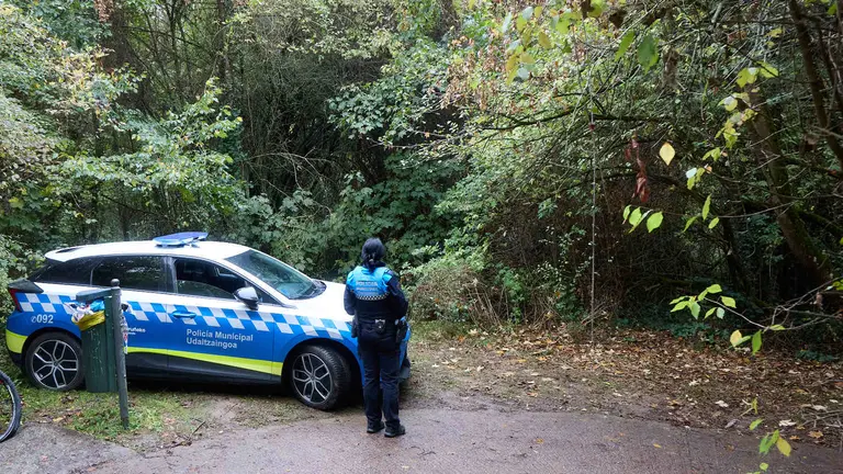 Policia municipal en el asentamiento de tiendas de campaña en el camino que baja de la avenida Baja Navarra hacia el río Arga próximo al parque de la Medialuna de Pamplona. NAVARRA.COM