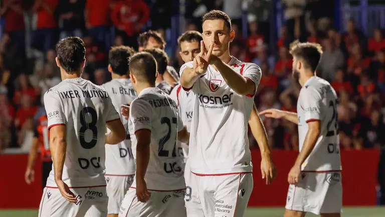 El jugador del Osasuna Raúl García celebra el primer gol conseguido ante Sant Jordi, durante el partido de primera ronda de la Copa del Rey que disputan este miércoles en Palma. EFE/Cati Cladera