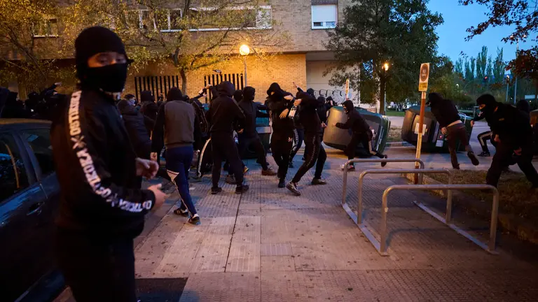 Disturbios en Pamplona frente al acto de Vito Quiles que finalmente ha sido cancelado. PABLO LASAOSA