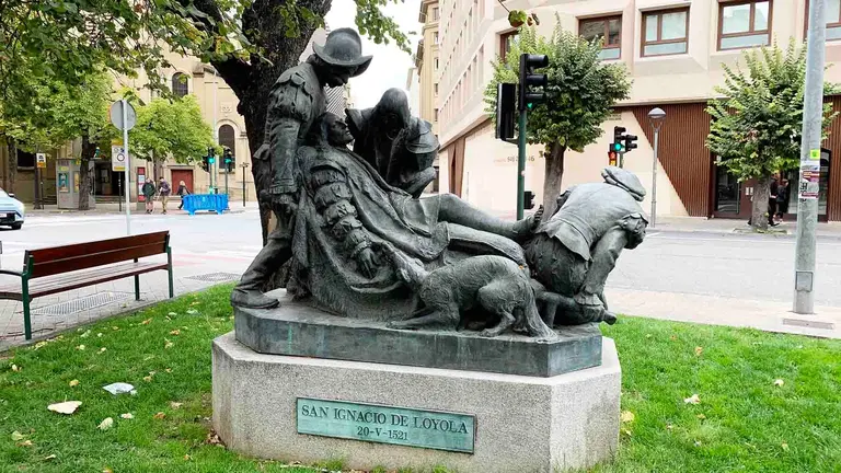 El Monumento a San Ignacio de Loyola está en el centro de Pamplona. Navarra.com