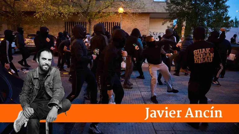 Disturbios en Pamplona frente al acto de Vito Quiles que finalmente ha sido cancelado. PABLO LASAOSA