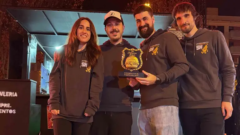 Lady Lasagna’, creación de La Growleria y Siempre Hambrientos, se corona como la mejor burger local en The Champions Burger Navarra 2025, De izquierda a derecha: Irene Larraz, Aitor Ramos, David Salinas y David García.