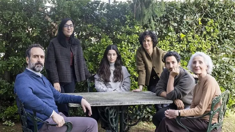 El elenco y la directora de Los Domingos.