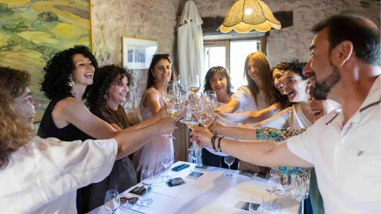 Una cuadrtilla brinda en un restaurante. CEDIDA