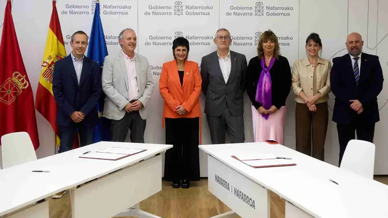 El Gobierno de Navarra y Bildu posan juntos tras la firma del acuerdo presupuestario. GOBIERNO DE NAVARRA